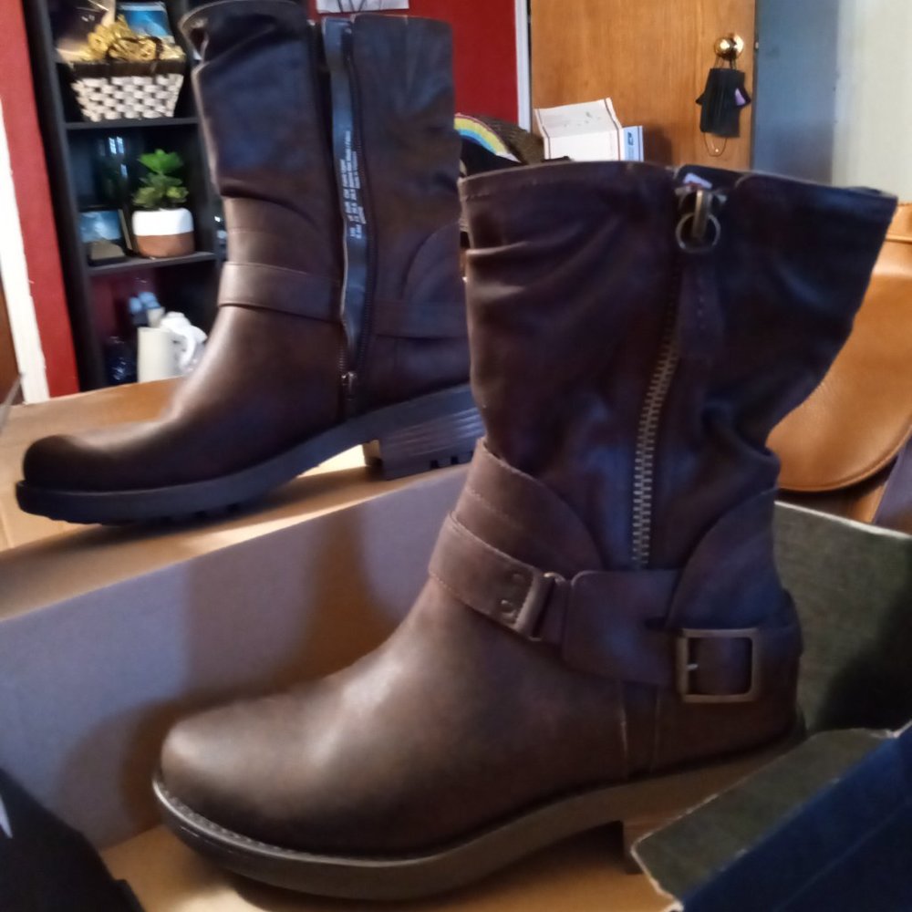 NEW women's boots